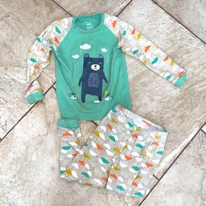2T pajamas worn but super cozy and still good condition